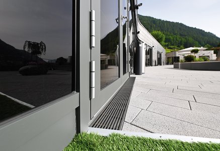 The adjustable drainage channels enable contractors to adjust them to the local conditions quickly and easily.  Photo: Richard Brink GmbH & Co. KG