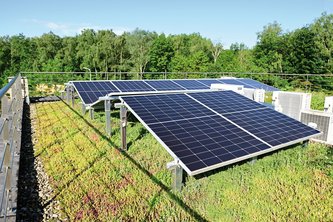 Die Solarunterkonstruktion „Miralux Green“ erlaubt eine Kombination von Photovoltaik und extensivem Gründach.
