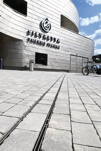 Le centre avait impérativement besoin d’un système efficace de gestion des eaux pluviales. Devant l’entrée du nouveau bâtiment, celui-ci fait appel à des caniveaux à double fente « Gemini Magna » de la société Richard Brink.  Photo : Richard Brink GmbH & Co. KG