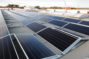 [Translate to Niederländisch:] Solarunterkonstruktionen Mirlaux Flex Ost-West auf dem Flachdach mit installierten Solarpanels