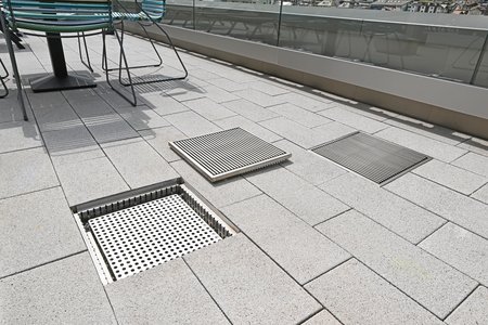 Les bouches d’évacuation sont également coiffées de grilles inox à tiges longitudinales.  Photo : Richard Brink GmbH & Co. KG