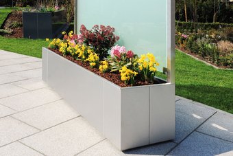 Metall Pflanzkasten aus Edelstahl mit satiniertem Glas als Rückwand auf der Terrasse im Garten
