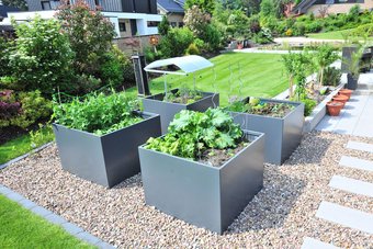 Pflanzkasten XXL im Garten als Hochbeet mit Gemüse bepflanzt aus Aluminium mit Anthrazit Lackierung