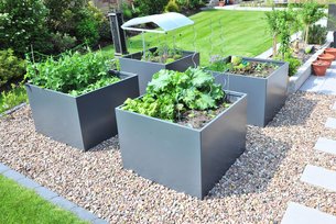 Pflanzkasten XXL im Garten als Hochbeet mit Gemüse bepflanzt aus Aluminium mit Anthrazit Lackierung