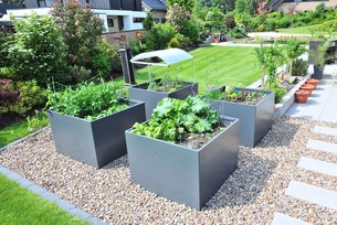 Pflanzkasten XXL im Garten als Hochbeet mit Gemüse bepflanzt aus Aluminium mit Anthrazit Lackierung