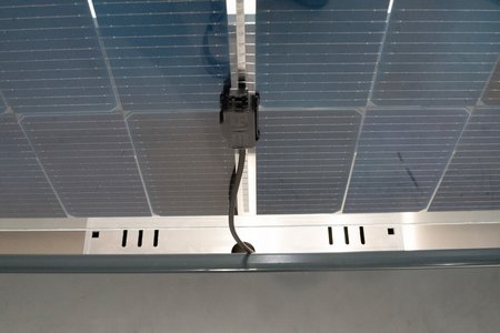 Gewoon plug-and-play: Het complete pakket, inclusief de voorgemonteerde omvormer van 400 watt, is na aansluiting op het elektriciteitsnet meteen klaar voor gebruik.  Foto: Richard Brink GmbH & Co. KG