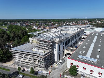 Op de luchtfoto van een deel van de bedrijfsvestiging van Richard Brink GmbH & Co. KG is te zien hoe groot het nieuwe gebouw wordt. Dit gebouw wordt direct naast het huidige magazijn en de huidige expeditiehal gebouwd.  Foto: Richard Brink GmbH & Co. KG