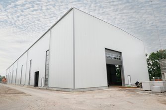 BRUGG Rohrsysteme GmbH heeft zijn productieoppervlak in Wunstorf vergroot met een nieuwe hal. De leiding over het bouwproject lag in handen van RRR Stahl- und Gewerbebau GmbH uit Lage.  Foto: Richard Brink GmbH & Co. KG