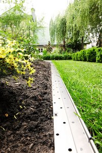 Destinées aux jardins privés, les bordures « Ora » répondent à pratiquement tous les besoins. Proposées en formats standard ou en version sur mesure, elles sont capables de délimiter avec précision toutes les surfaces, quels que soient leur taille et leur contour.   Photo : Richard Brink GmbH & Co. KG