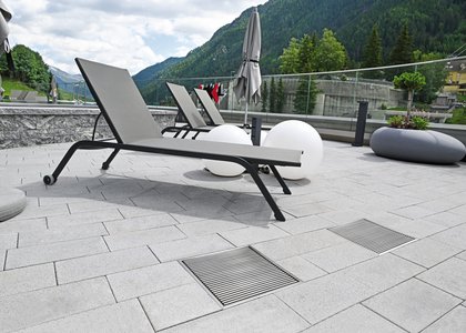 Ces articles ont été fabriqués de manière à reproduire exactement la trame des dalles sur les terrasses pour un aspect général élégamment uniforme.  Photo : Richard Brink GmbH & Co. KG