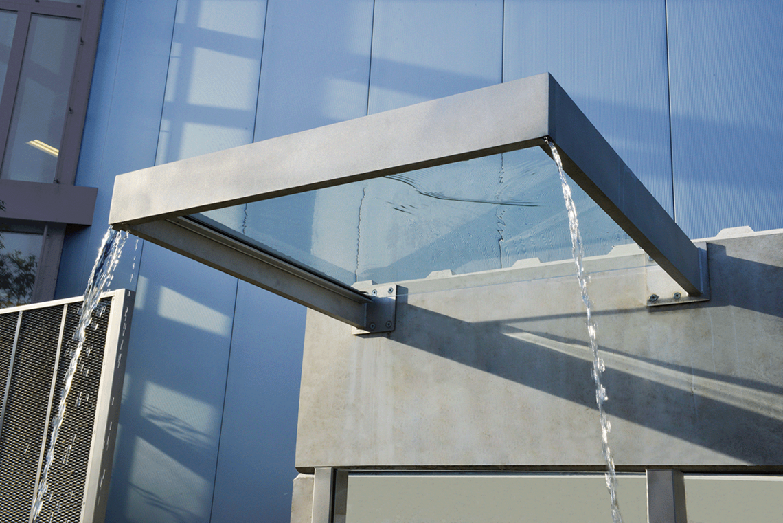 Die integrierte Regenrinne im Glasvordach sorgt für kontrollierten Ablauf von Niederschlag vor der Haustür