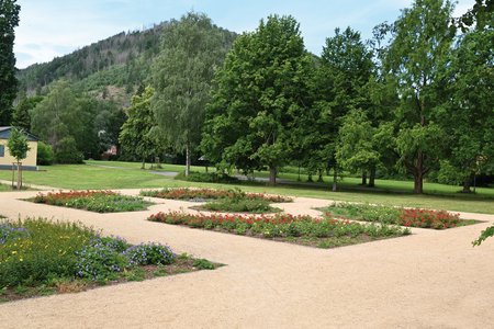 What’s more, the typical parterre planting and the broad view from the garden has opened up a line of sight between the park and the surrounding Harz panorama.   Photo: Richard Brink GmbH & Co. KG