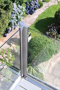 For the corner connections, the metal products manufacturer provides posts that are able to hold glass panels to either side at a right angle. This maintains the rectangular shape of the balustrade when viewing the solution from the outside.  Photo: Richard Brink GmbH & Co. KG