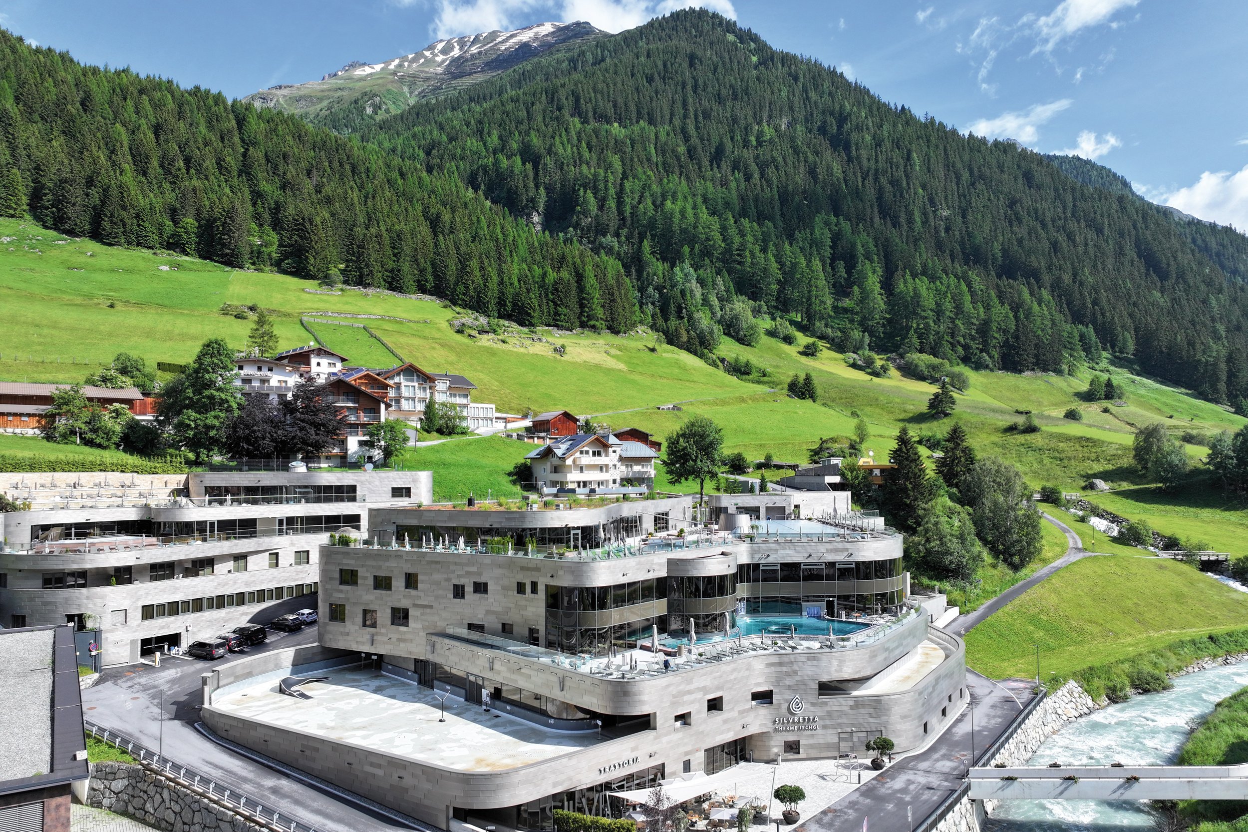 Inmitten des Gebirgspanoramas entstand zwischen 2019 und 2022 die Silvretta Therme Ischgl – eine Wellnessoase mit höchsten Ansprüchen an Nachhaltigkeit und Energieeffizienz.  Foto: Richard Brink GmbH & Co. KG