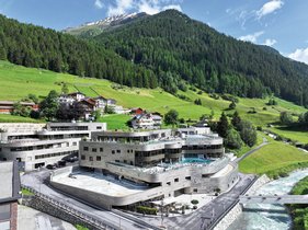 Tussen 2019 en 2022, omgeven door een panoramisch berglandschap, ontstond Silvretta Therme Ischgl - een wellness-oase waar duurzaamheid en energiezuinigheid hoog in het vaandel staan.  Foto: Richard Brink GmbH & Co. KG