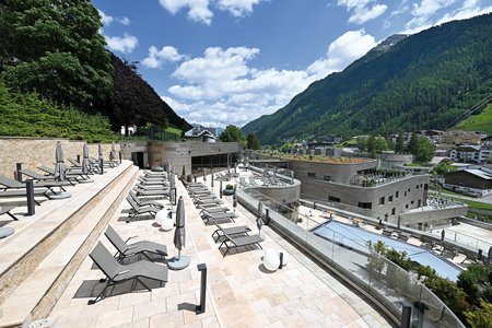 De vastes terrasses avec piscines en plein air et chaises longues permettent aux clients de savourer une vue incomparable sur les montagnes.  Photo : Richard Brink GmbH & Co. KG