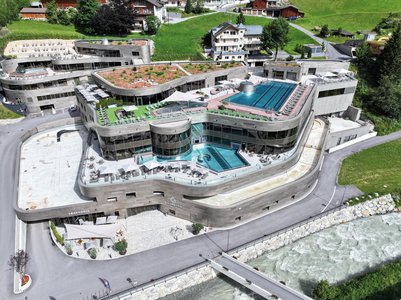 The thermal spa complex with its varied amenities stretches across multiple levels. Water in its various physical states serves as the connecting element for the overall concept.  Photo: Richard Brink GmbH & Co. KG