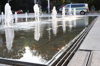 [Translate to Englisch:] Ein Fontänenfeld auf einem öffentlichen Platz mit der Brunnenrinne von Richard Brink