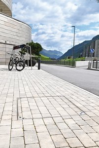 Les couvercles de regards ont été livrés en version accessible aux camions. Ils se composent d’un insert à paver.  Photo : Richard Brink GmbH & Co. KG