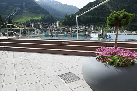 A total of 47 additional drainage gullies from Richard Brink were installed in the outdoor area for point drainage.  Photo: Richard Brink GmbH & Co. KG