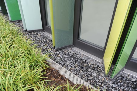 If a loose fill is to be used on just one side, customers can choose from the Silex gravel stops with an adjustable height and the Silex Fix with a set installation height.  Photo: Richard Brink GmbH & Co. KG