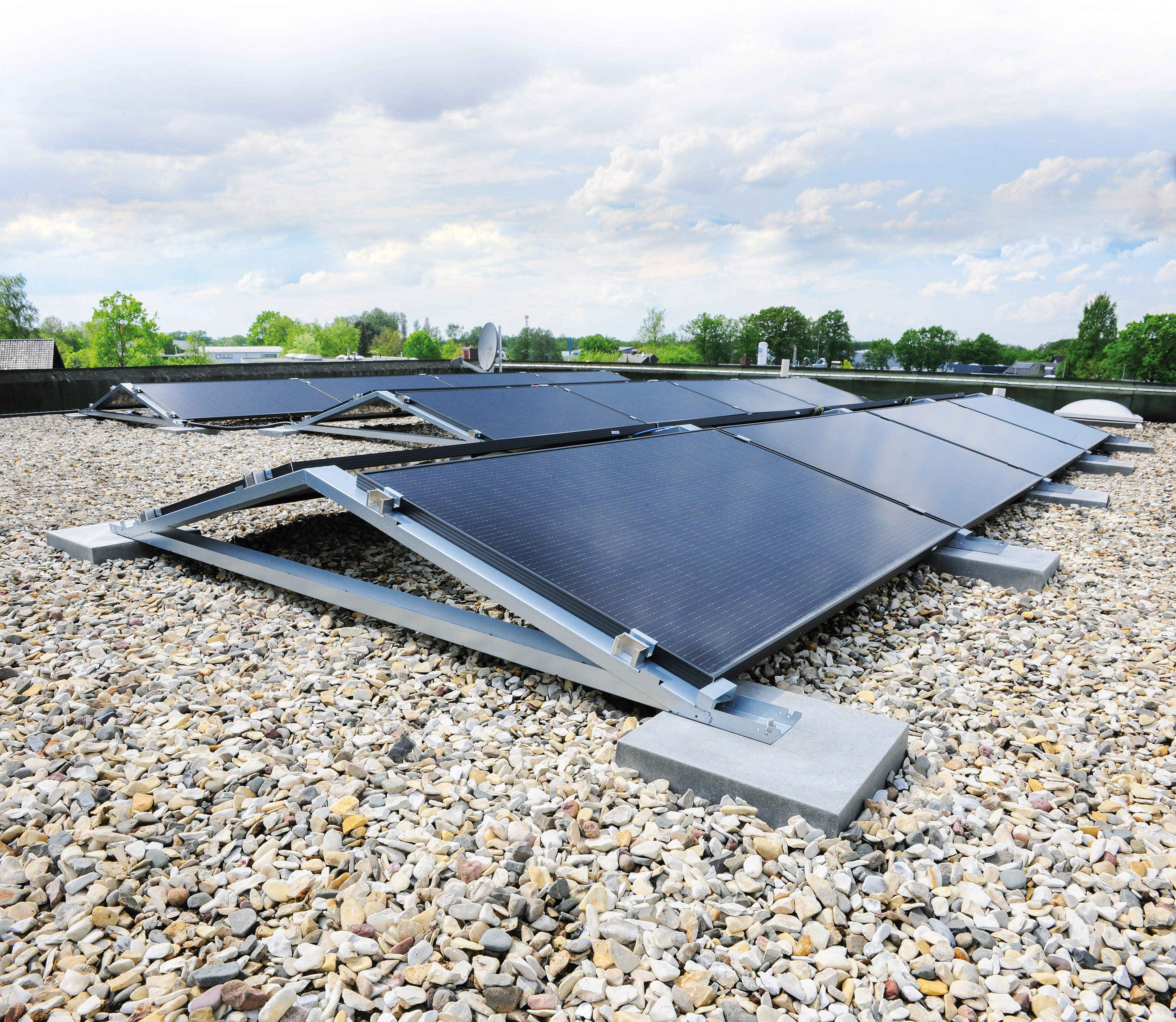 Op het platte dak van een woonhuis in Gütersloh werd een fotovoltaïsche installatie van 8,88 kWp geïnstalleerd. Zonnepaneel-onderconstructies Miralux Flex van de firma Richard Brink vormen de basis van het systeem.  Foto: Richard Brink GmbH & Co. KG