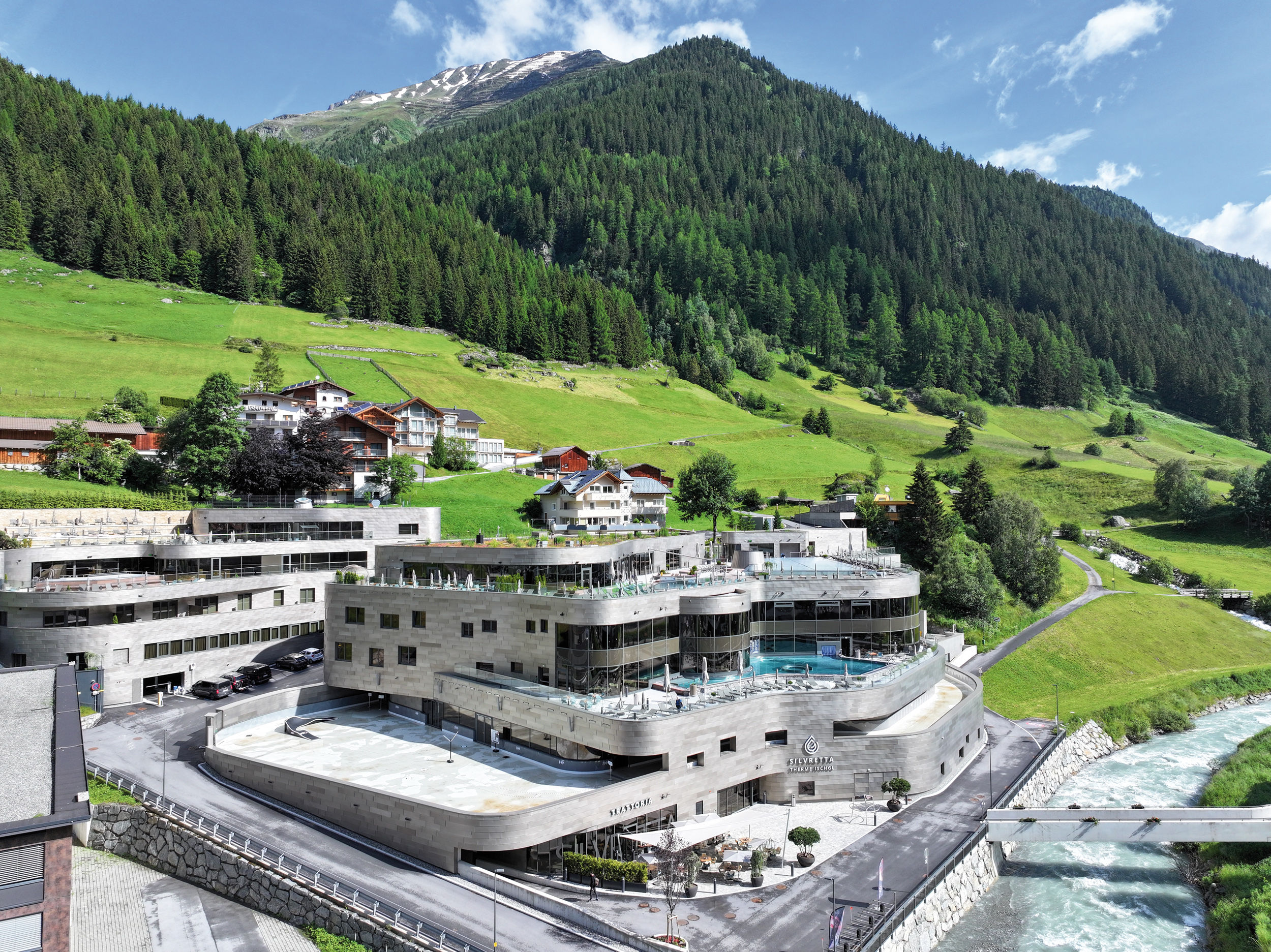 Inmitten des Gebirgspanoramas entstand zwischen 2019 und 2022 die Silvretta Therme Ischgl – eine Wellnessoase mit höchsten Ansprüchen an Nachhaltigkeit und Energieeffizienz.  Foto: Richard Brink GmbH & Co. KG